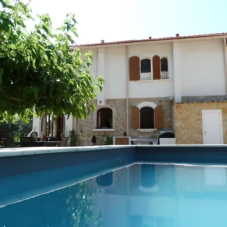 A 80m De La Avec Piscine Villa