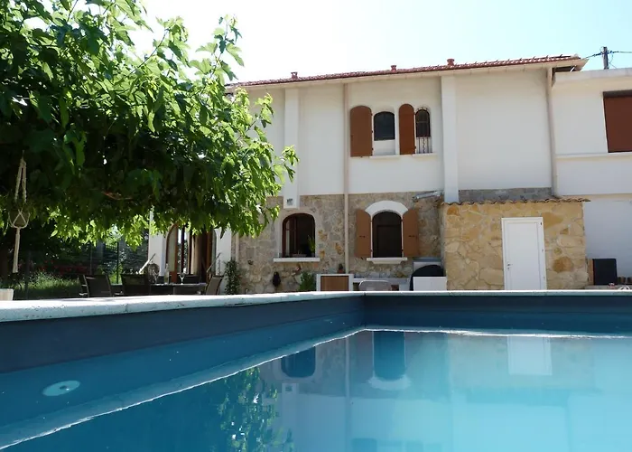 A 80m De La Avec Piscine Villa